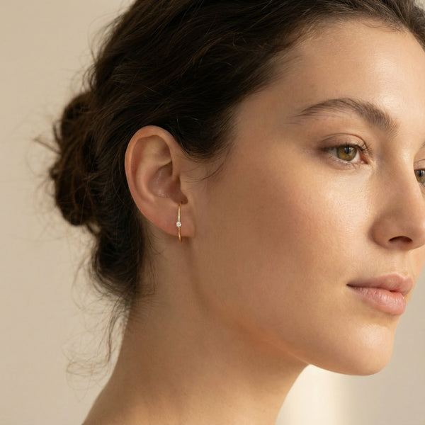 Les boucles d'oreilles Arc diamanté