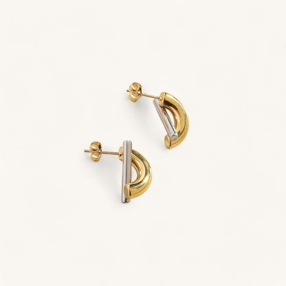 Les Boucles d’Oreilles Demi-Barre