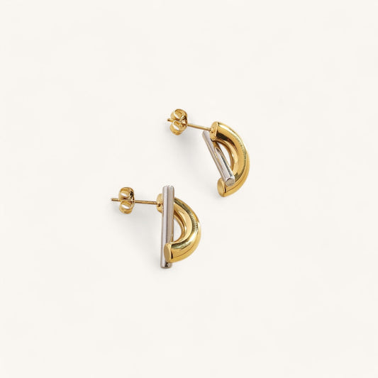 Les Boucles d’Oreilles Demi-Barre
